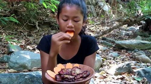 倩女黑妹吃瓜,黑妹吃瓜，揭秘神秘事件背后的真相