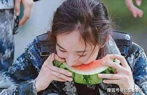 今日明星吃瓜图片,明星同框，谁才是焦点？