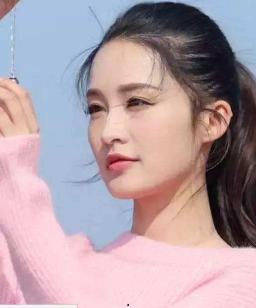 明星网红少女,青春璀璨背后的故事”