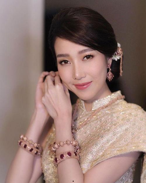 明星网红钻戒,揭秘明星网红钻戒背后的故事